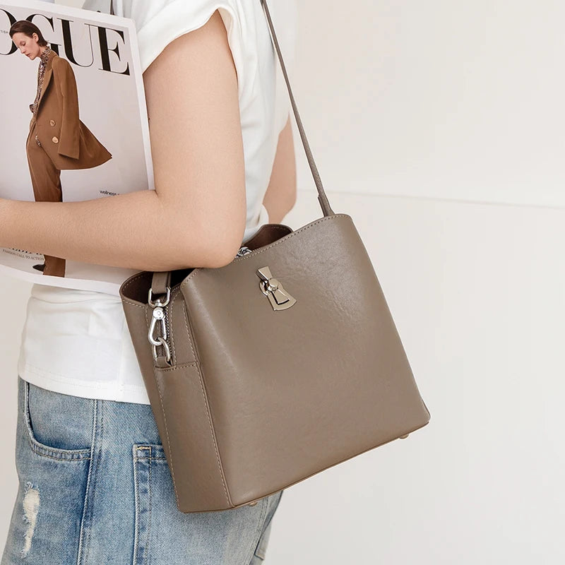 2026 Hot Sale Women Retro Lock Crossbody Shoulder Bag Genuine Leather Fashion luxury designer Bucket Bag for Daily Work